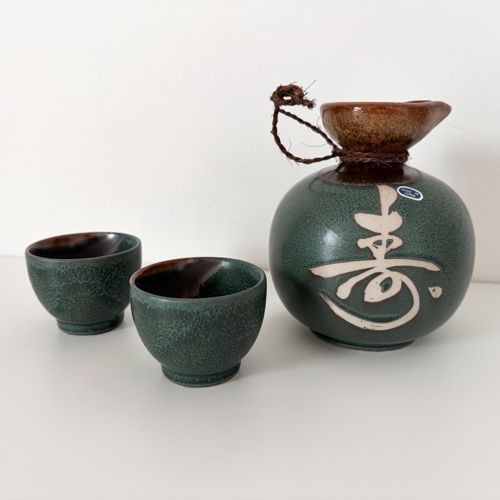 BNIB Vintage Ceramic Sake Set – Bottle + 2 Cups (New in Box), Made in Japan - Picture 3 of 7